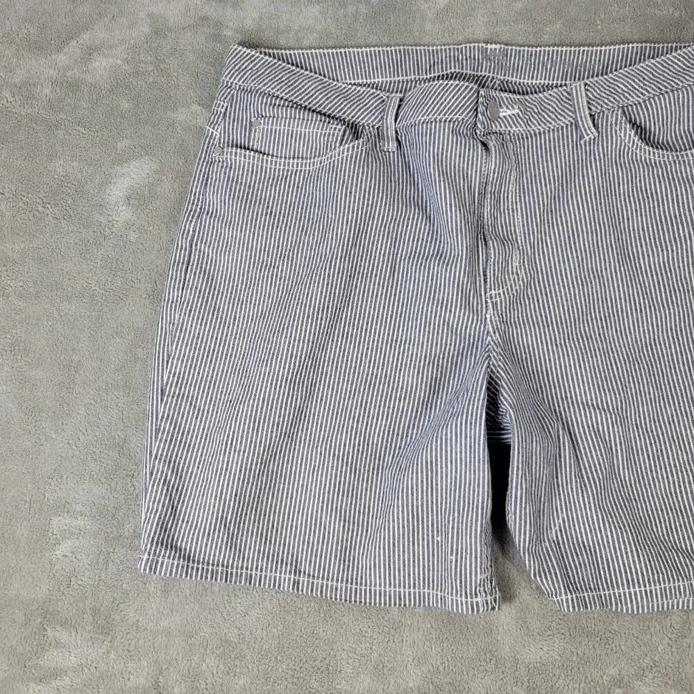 Lee Riders Womens Shorts 18M Gray White Stripe Zip Fly Cotton Blend STR96E